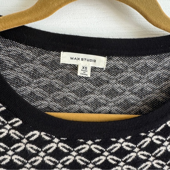 Patterned Sweater 🖤🤍 - Picture 2 of 4